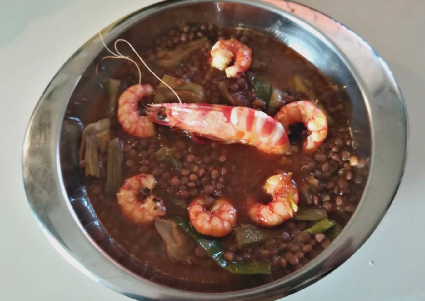 Lentejas con alcachofas y gambas