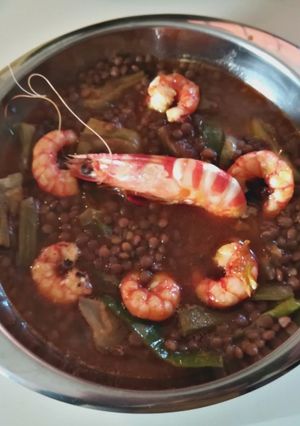 Foto principal de Lentejas con alcachofas y gambas