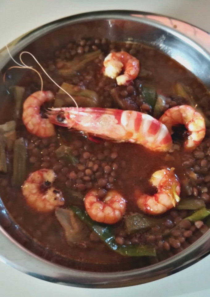 Una foto de Lentejas con alcachofas y gambas