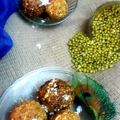 A picture of Green gram ladoo.