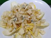 Una foto de ensalada de endivias roquefort
