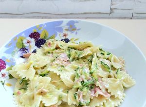 Foto di Farfalle zucchine, prosciutto e Philadelphia