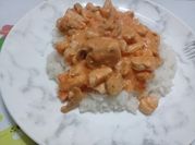 Una foto de strogonoff de pollo y champiñon