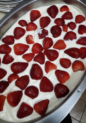 Una foto de Vaini flan con crema y frutillas🍓