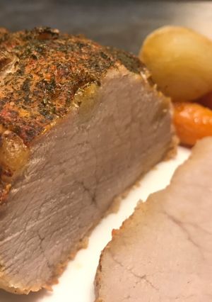 Egészben sült karaj fokhagymával tűzdelve recept fotója