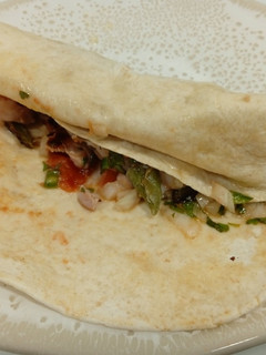 Una foto de Por poco más de 10€. Wraps de pollo con pico de gallo