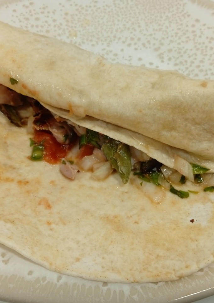Una foto de Por poco más de 10€. Wraps de pollo con pico de gallo