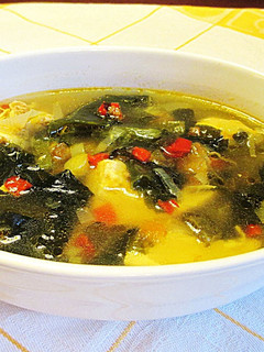 Una foto de Sopa de carne de pollo con puerro y alga wakame sin sofrito