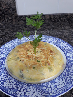 Una foto de Tortilla con verduras y jamón