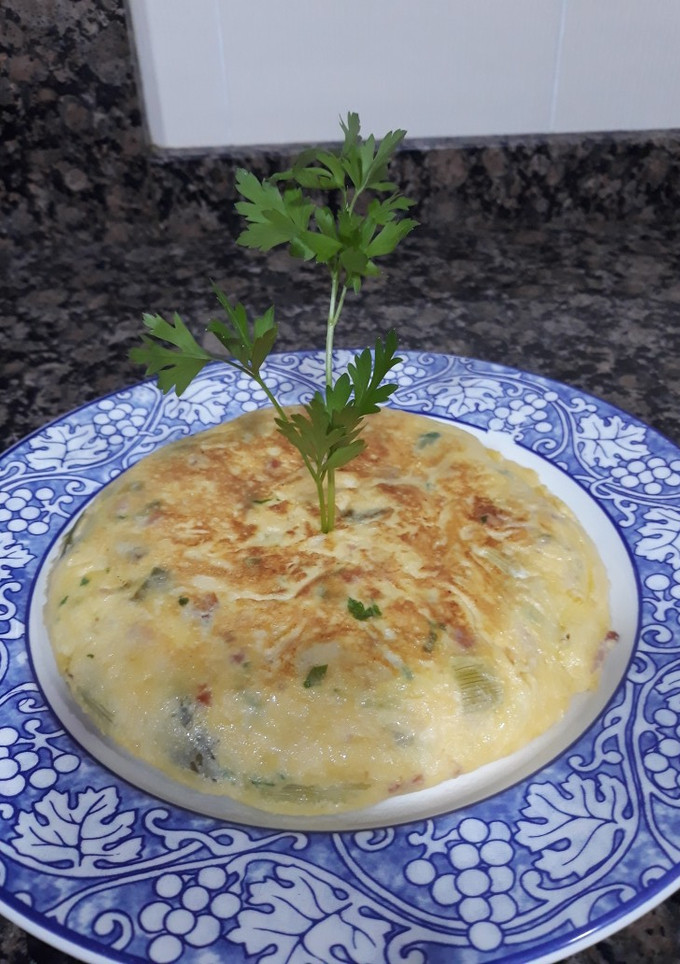 Una foto de Tortilla con verduras y jamón