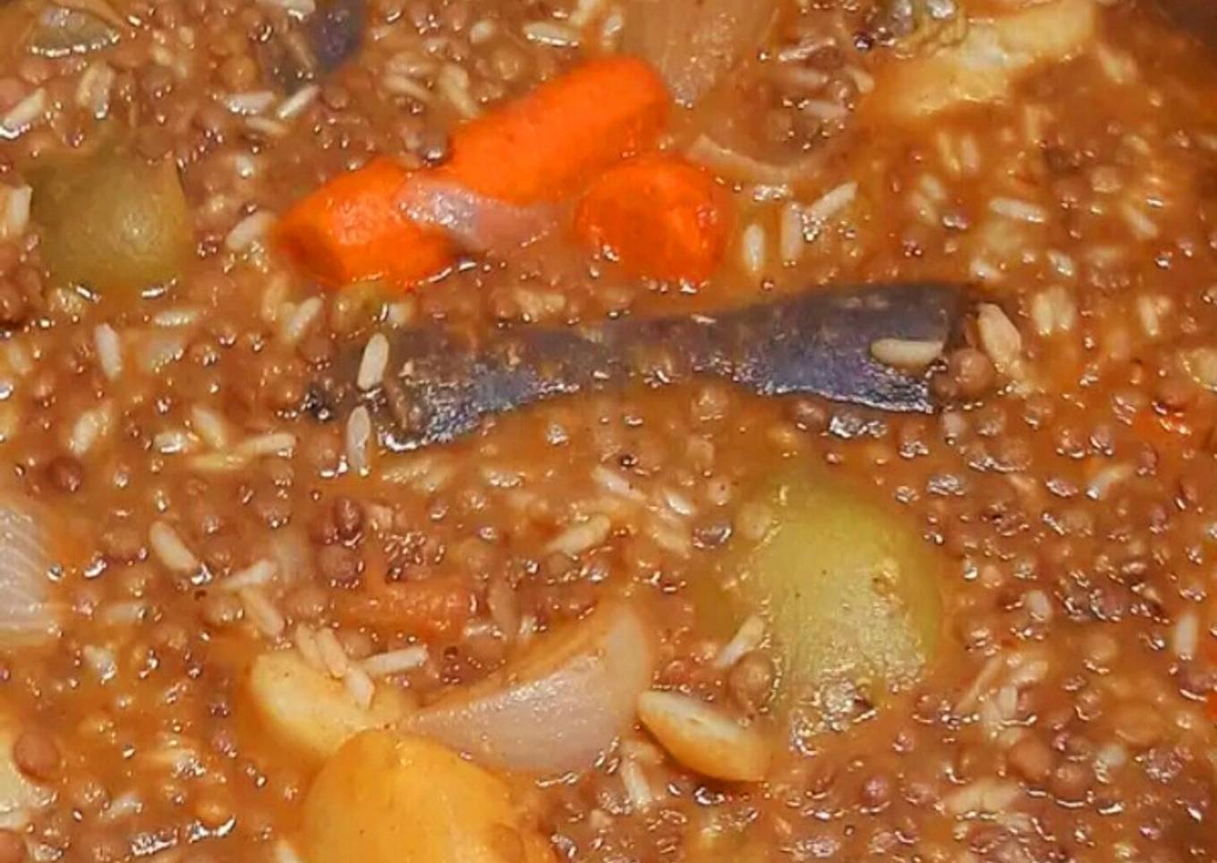 Lentejas con arroz, morcilla y chorizo