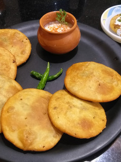 कचोरी (तुरीच्या दाण्यांची) (kachori recipe in marathi) रेसिपी चे मुख्य फोटो