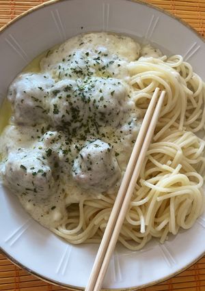 Húsgolyók, sajtos 🧀tejszínes mártásban recept fotója