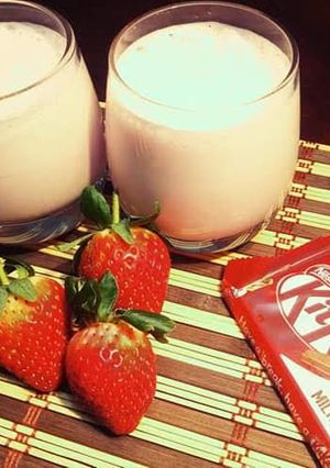 A picture of Strawberry Milk shake.