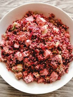 Foto di Quinoa rosa alla Barbabietola, con Avocado e Tofu
