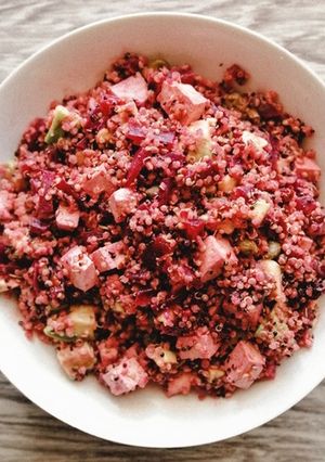 Foto di Quinoa rosa alla Barbabietola, con Avocado e Tofu