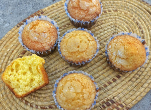Una foto de Muffins de naranja súper esponjosos y húmedos