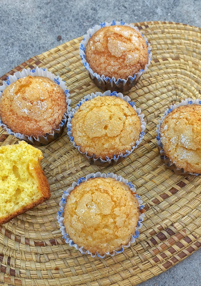 Una foto de Muffins de naranja súper esponjosos y húmedos