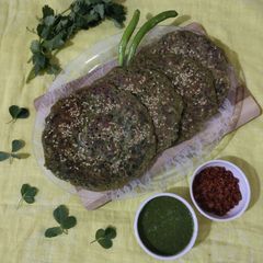 A picture of Bajra garlic pancake.