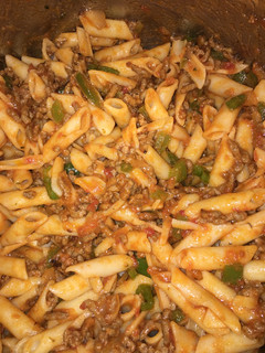 Una foto de Macarrones con carne picada y pimiento verde