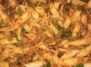 Una foto de Macarrones con carne picada y pimiento verde