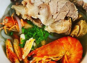 Hình của món Bánh canh cua, tôm và giò heo cuộn.