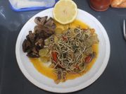 Una foto de setas y gulas
