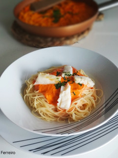 Una foto de Spaghetti con crema de piquillos y bacalao