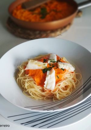Foto principal de Spaghetti con crema de piquillos y bacalao