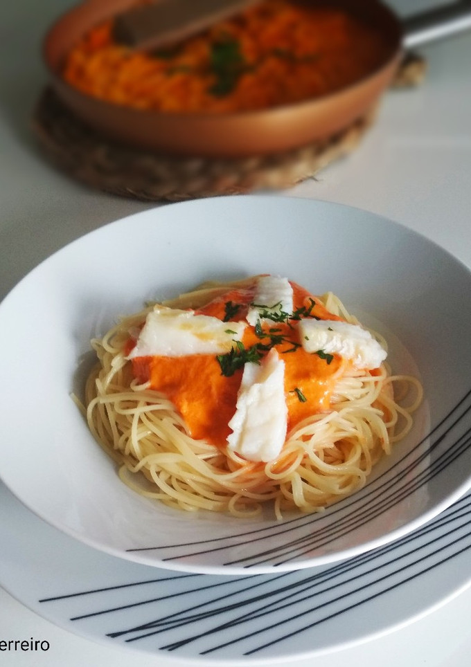 Una foto de Spaghetti con crema de piquillos y bacalao