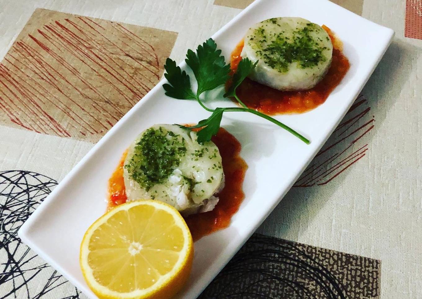 Medallones de merluza en lékué con pisto de calabacín