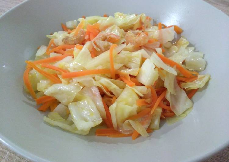 Step by Step Guide to Prepare Quick 虾米炒包菜 Stir-fried Cabbage with Dried Shrimp