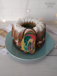 Una foto de Torta marmolada, colorida