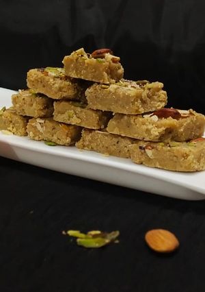 A picture of Gur papdi.