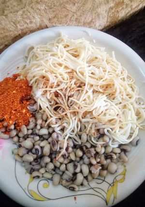A picture of Taliya da wake da mai yaji.