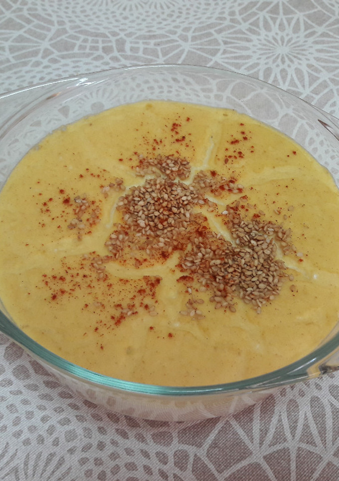 Una foto de "Hummus" cremoso de harina de garbanzo solidario de comercio justo y vegano