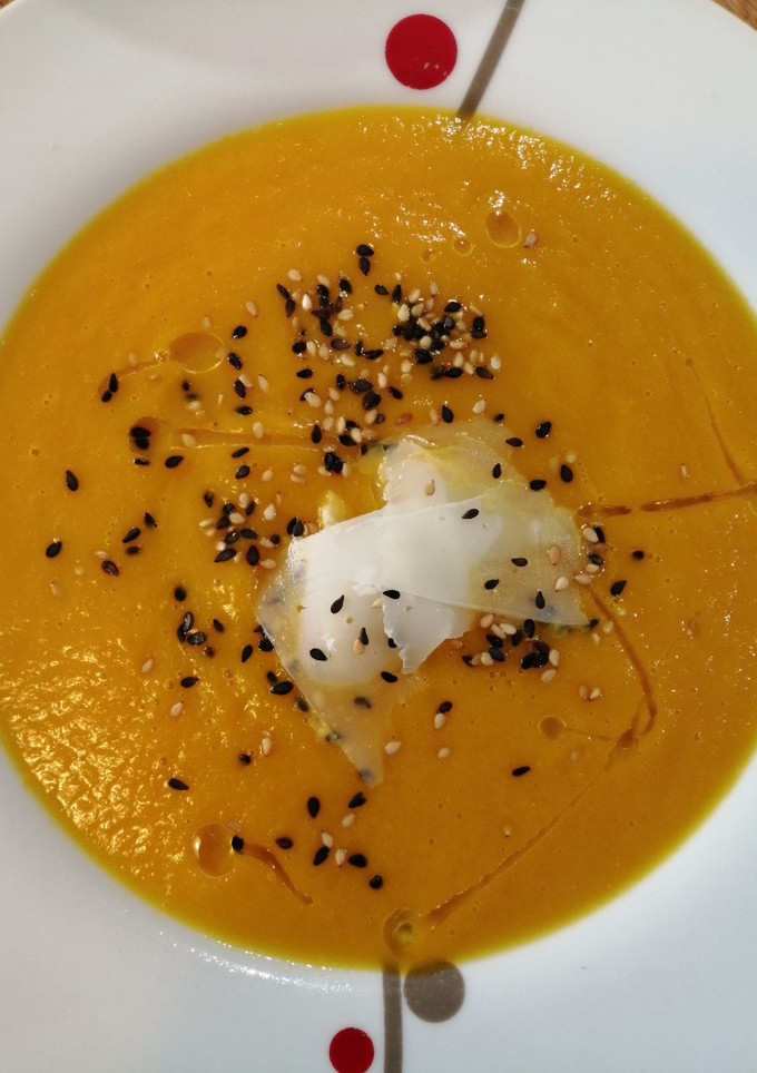 Una foto de Crema de calabaza, zanahorias y queso manchego
