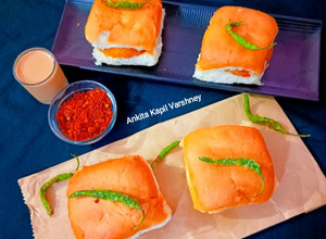 A picture of Maharashtra (Vada Pav).