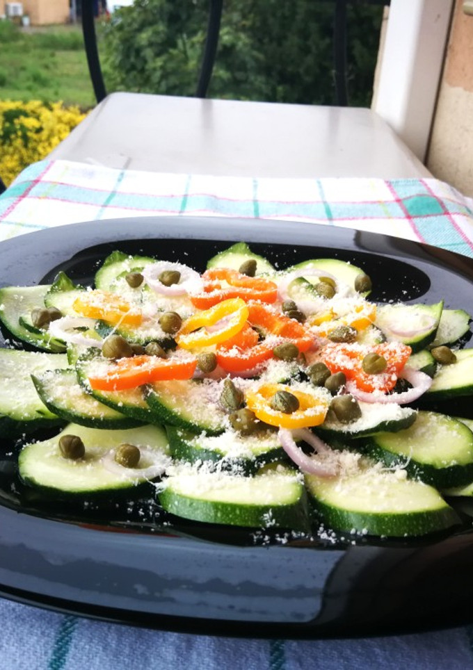 Una foto de Carpaccio de calabacín