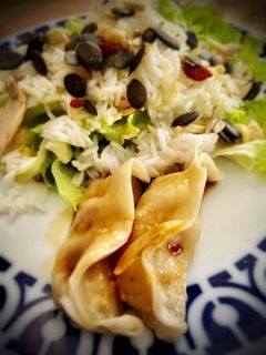 Una foto de Dumplings de pollo con ensalada de arroz basmati —receta de aprovechamiento—