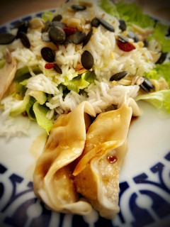 Una foto de Dumplings de pollo con ensalada de arroz basmati —receta de aprovechamiento—