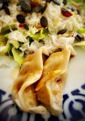 Una foto de Dumplings de pollo con ensalada de arroz basmati —receta de aprovechamiento—