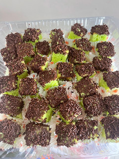Foto resep Bolu pandan kukus / cake potong pandan toping mesis