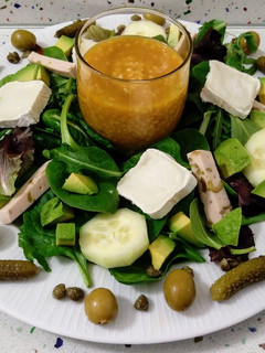 Una foto de Ensalada vegetal de encurtidos con crema de calabaza