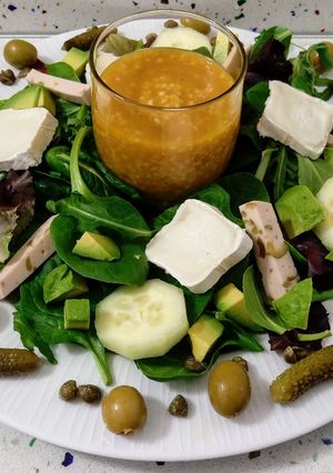 Una foto de Ensalada vegetal de encurtidos con crema de calabaza