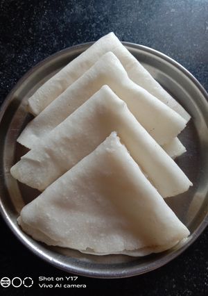 तांदळाची भाकरी (tandalachi bhakari recipe in marathi) रेसिपी चे मुख्य फोटो