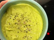 Una foto de dip de palta