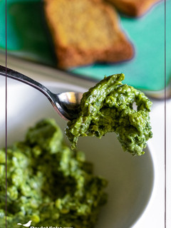 Una foto de Guacapesto con pipas de calabaza y hojas de zanahoria (Thermomix) 🥑
