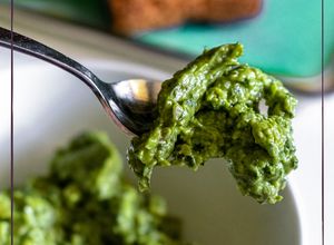 Foto principal de Guacapesto con pipas de calabaza y hojas de zanahoria (Thermomix) 🥑