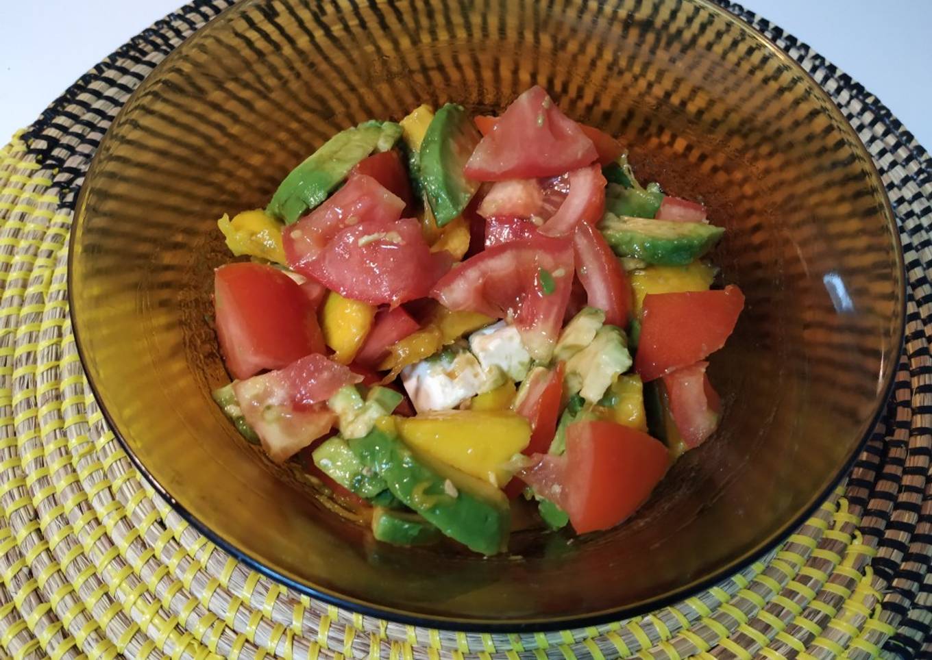 Ensalada de tomate, aguacate y mango